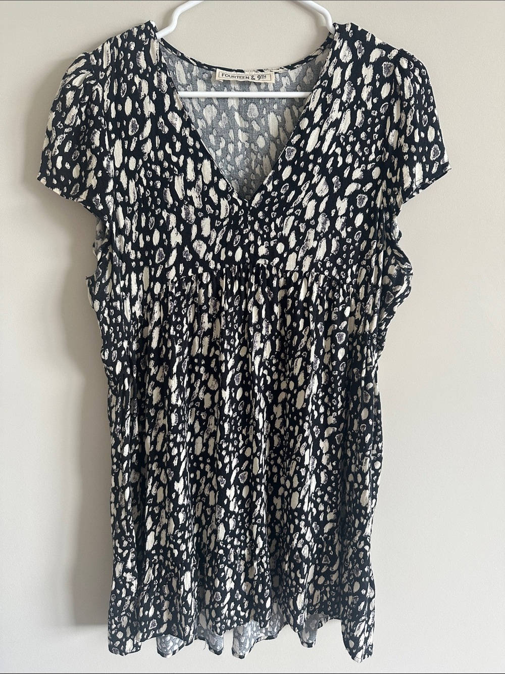 Fourteen & 9Th Black and Cream V-Neck Short Sleeve Dress